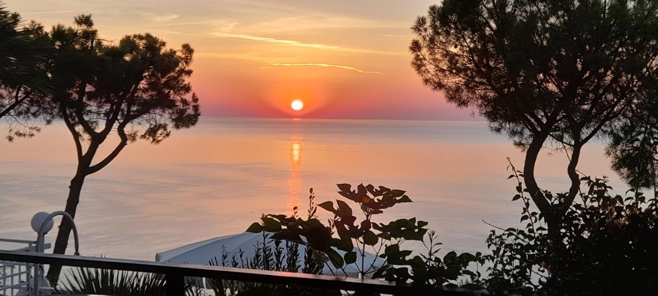 Sea View Sirolo Di Amedeo Bed and Breakfast Buitenkant foto